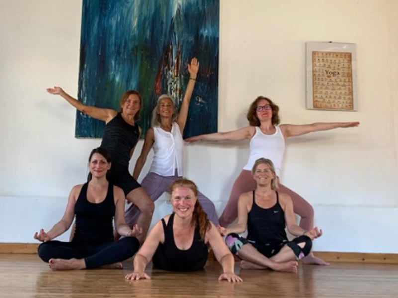 Glückliche Zypern-Yoga-Gruppe