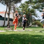 Yoga am Morgen, im Garten