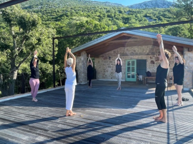 Yoga auf der Terrasse in Kroatien