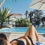 Zwischen dem Yoga - am Pool relaxen